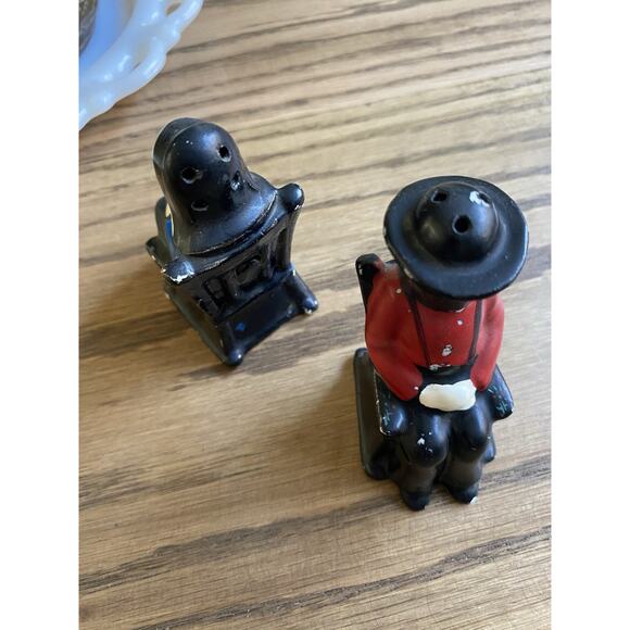 Antique Victoria Ceramics Amish Couple Salt And Pepper Shakers Rocking Chairs - Picture 2 of 6